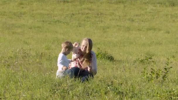 Matka i syn na zielonej trawie. — Wideo stockowe