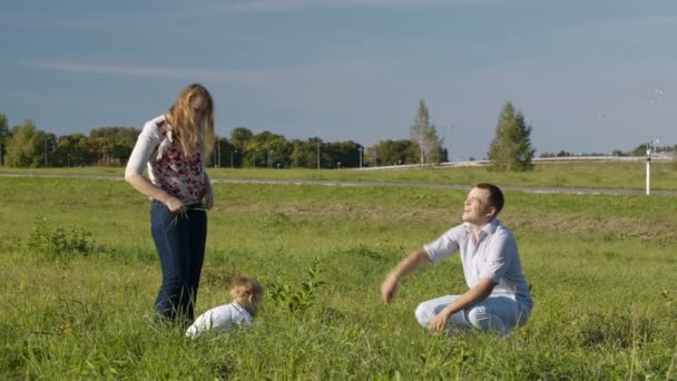 Familia de tres divirtiéndose al aire libre . — Vídeos de Stock