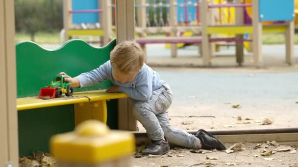 Young boy playing outdoors — Stock Video