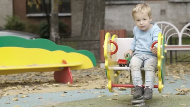 Liten pojke leker med leksak. — Stockvideo