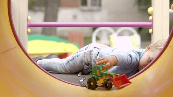 Pequeño niño jugando con juguete . — Vídeo de stock