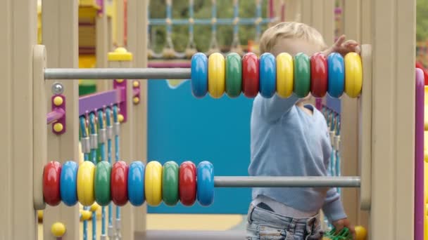Kleine jongen speelt met een abacus — Stockvideo