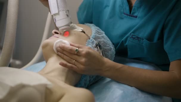 Procedimento cosmético com laser . — Vídeo de Stock