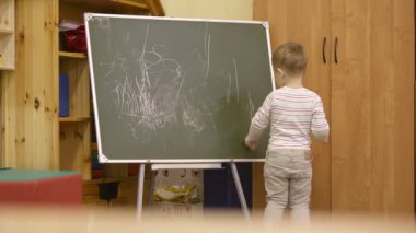 bir kara tahta çizim yaratıcı çocuk