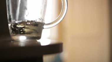 bir bardak bitkisel çay dökülen