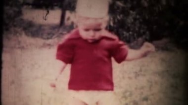 çocuk top oynarken. Vintage