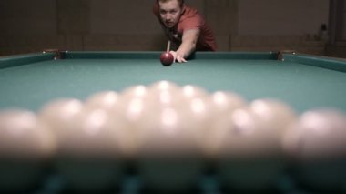 Bilardo oynayan adam.