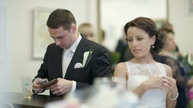 Gelin ve damat olarak kayıt ofisi.