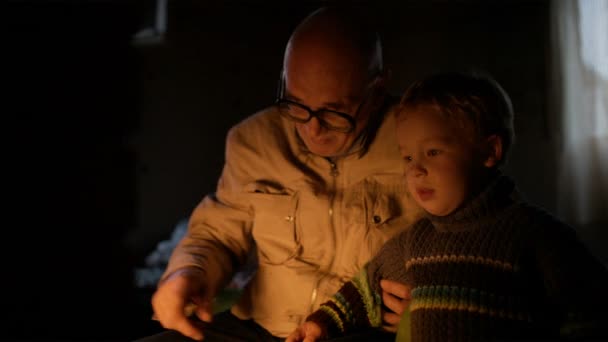 Abuelo y nieto cerca del fuego en casa . — Vídeos de Stock
