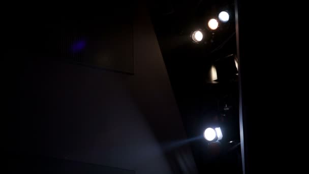 Reflektory v divadle. — Stock video