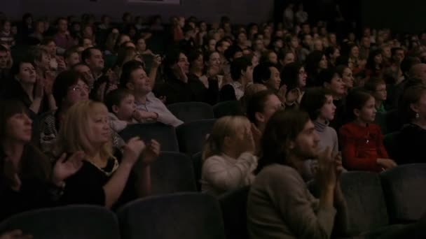 Publikum applaudiert während einer spektakulären Veranstaltung — Stockvideo