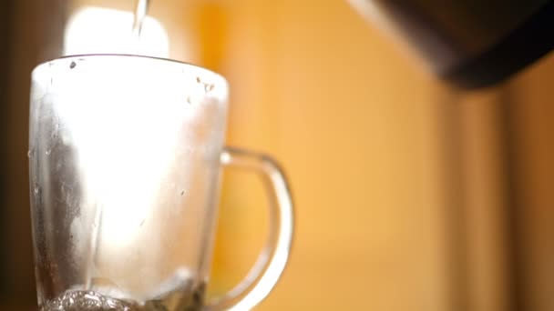 Verser du thé chaud .