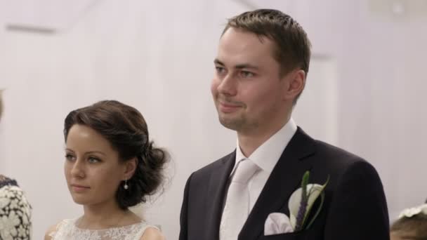 Düğün töreni sırasında gelin çifti. — Stok video