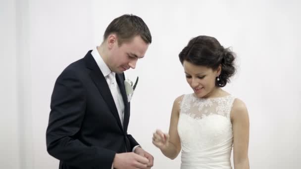 Paire nuptiale pendant la cérémonie de mariage .