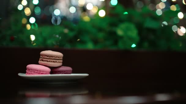 Nemen van een foto van bitterkoekjes. — Stockvideo