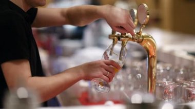 Barmen bira içki alıyor.