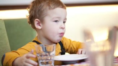 küçük çocuk Restoran