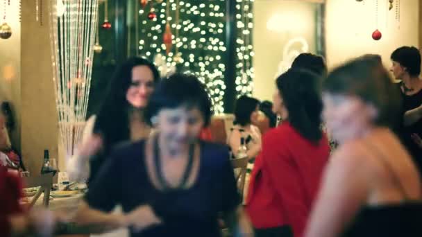 Люди танцуют на вечеринке — стоковое видео