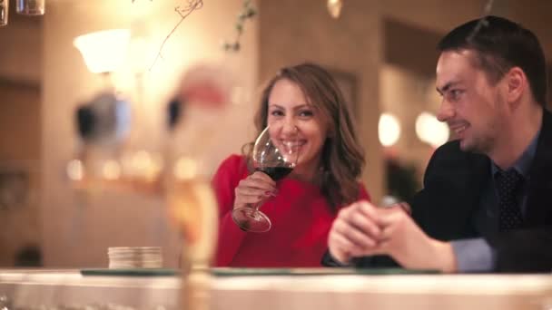 Romantique jeune couple dans un restaurant — Video