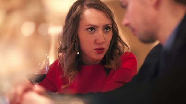 Romantisches junges Paar in einem Restaurant — Stockvideo