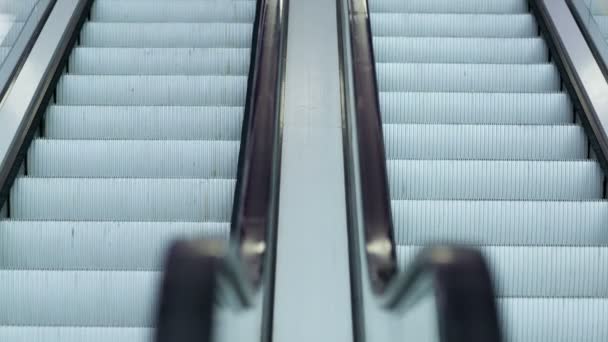 Escalator in shopping center — Stock Video