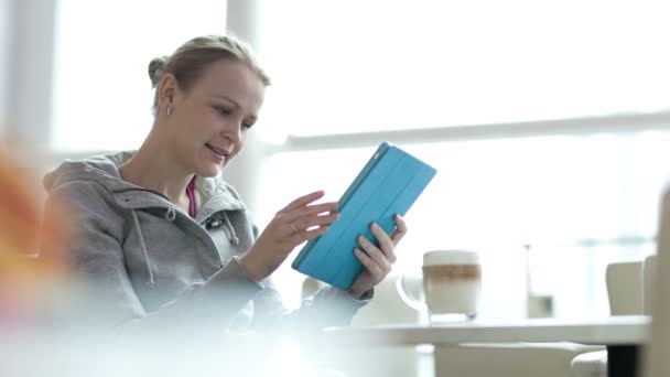 Woman using touchpad — Stock Video
