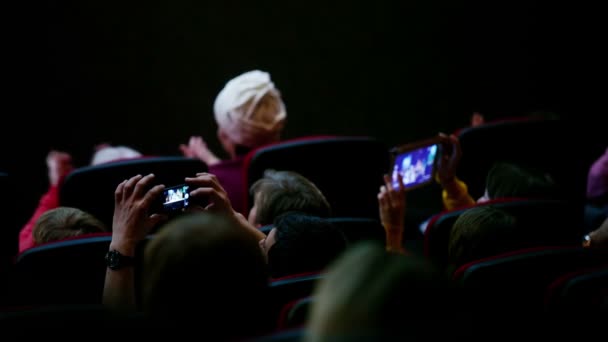 As pessoas aplaudem no cinema — Vídeo de Stock