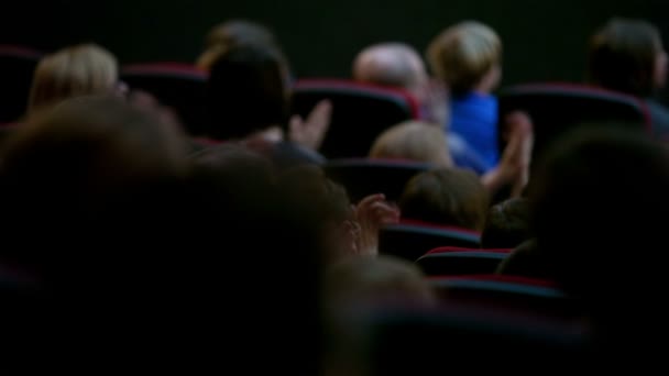 As pessoas aplaudem no cinema — Vídeo de Stock