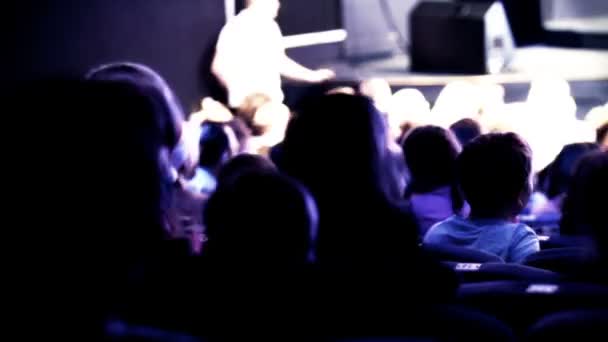 Espectadores estão assistindo ao desempenho teatral — Vídeo de Stock