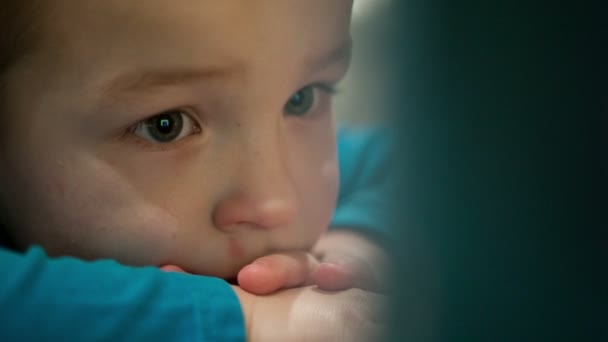 Pequeno menino bonito assistindo — Vídeo de Stock