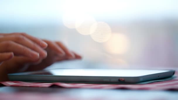 Femme utilisant le pavé tactile 