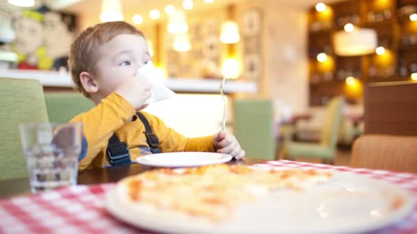 Kleine jongen in het restaurant — Stockvideo