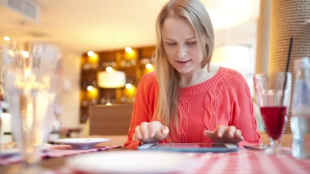 Vrouw met behulp van de touchpad — Stockvideo