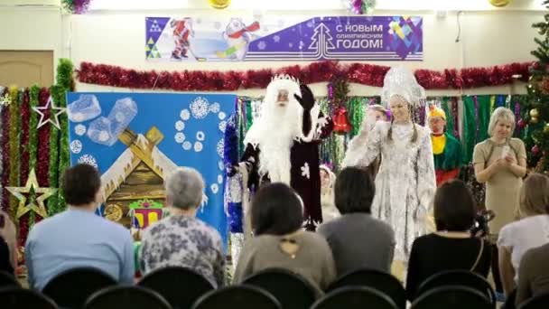 Attori che si esibiscono in uno spettacolo di Capodanno per bambini sul palco — Video Stock