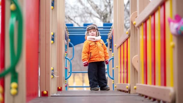 Niño en patio de recreo — Vídeos de Stock