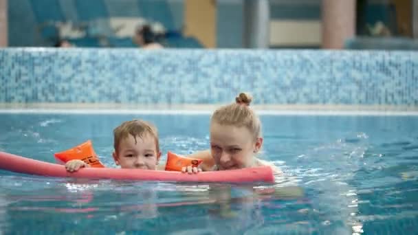 Mamma och hennes son i poolen — Stockvideo