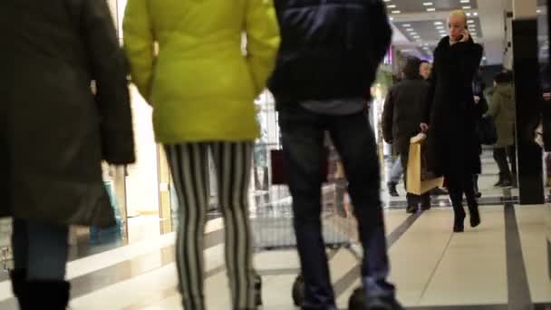 La gente está caminando en un centro comercial — Vídeo de stock