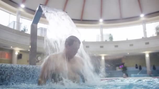 Man In The Pool Of The Spa-Salon — Αρχείο Βίντεο