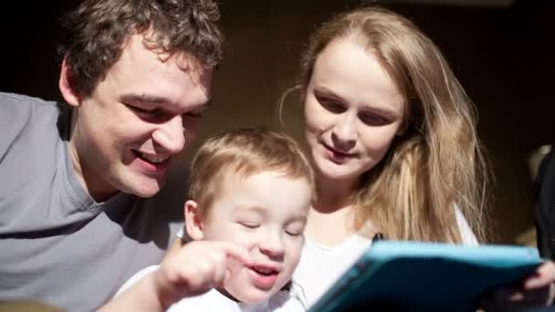 Сім'я за допомогою сенсорної панелі — стокове відео