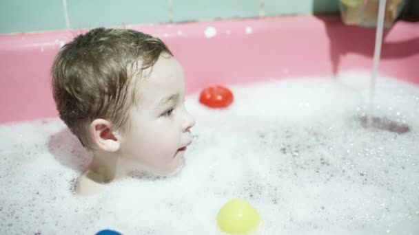 Pequeño niño toma un baño — Vídeo de stock