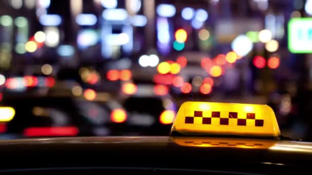 Illuminato tradizionale giallo taxi segno sulla cima di un taxi — Video Stock