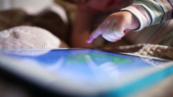 Touch pad kullanarak çocuk — Stok video