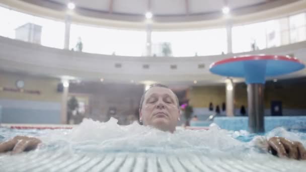 Uomo nella piscina del centro benessere-salone — Video Stock