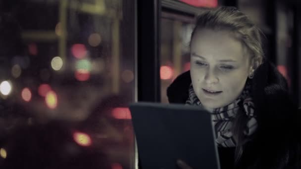 Mulher usando touchpad — Vídeo de Stock