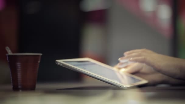 Mulher usando touchpad — Vídeo de Stock