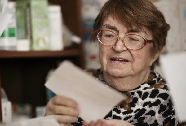 Elderly woman reading a letter — Stock Photo, Image