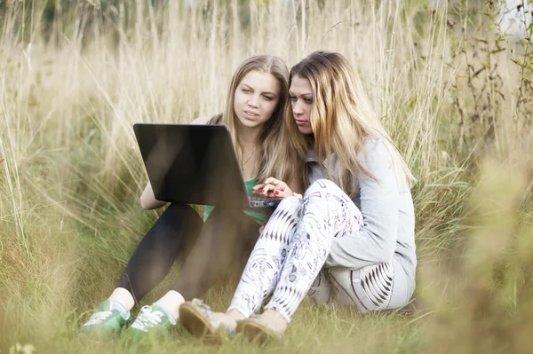 Female friends with laptop outdoor — Stock Photo, Image