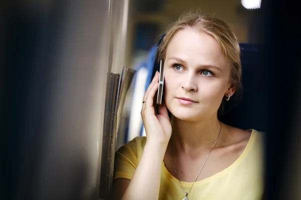 Donna con cellulare che viaggia in treno — Foto Stock