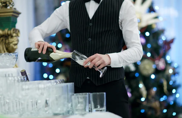 Официант наливает бокалы шампанского — стоковое фото