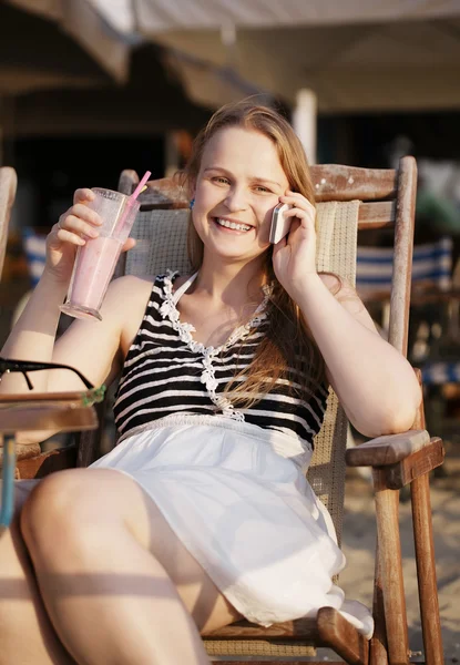 Woman talking on her mobile — Stock Photo, Image